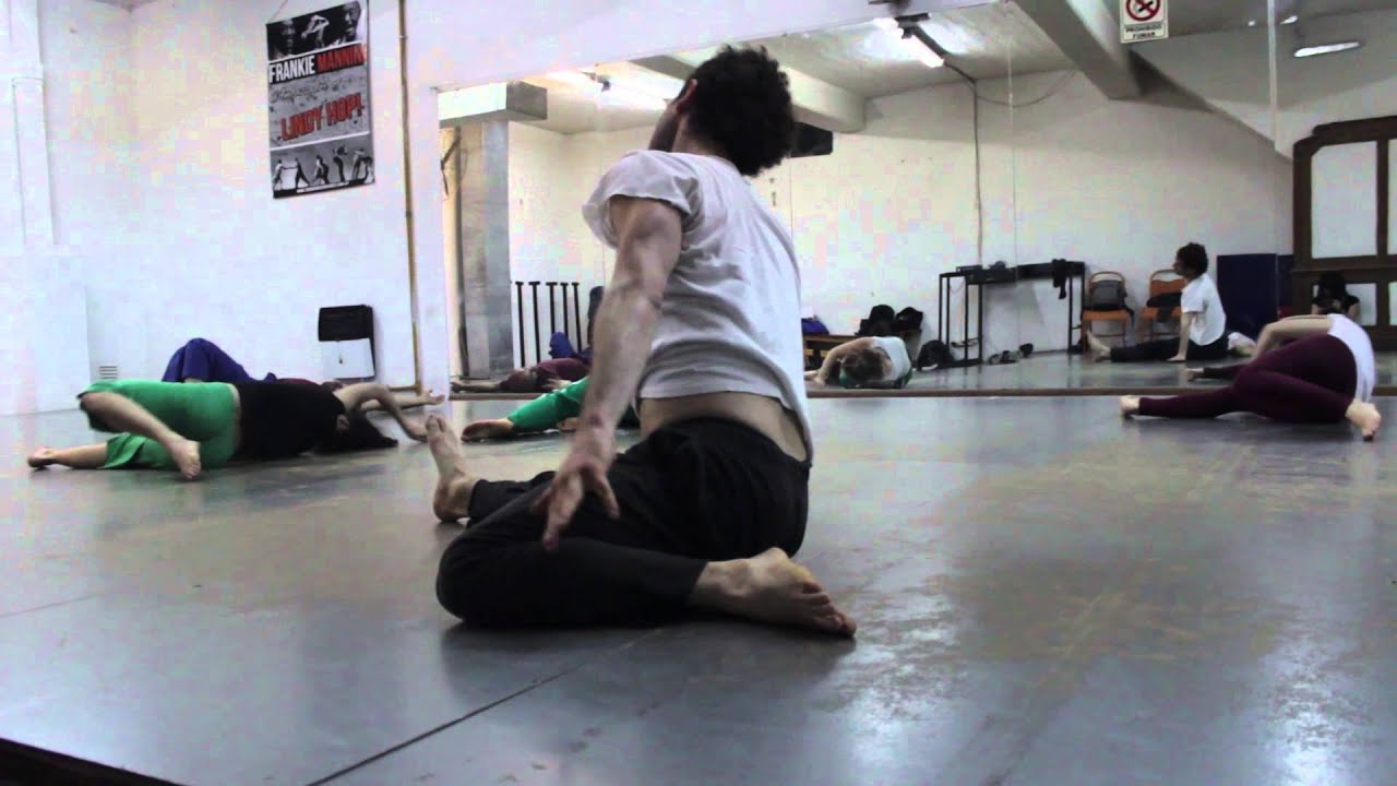 Clase de danza contemporánea por Patricio Espinosa.