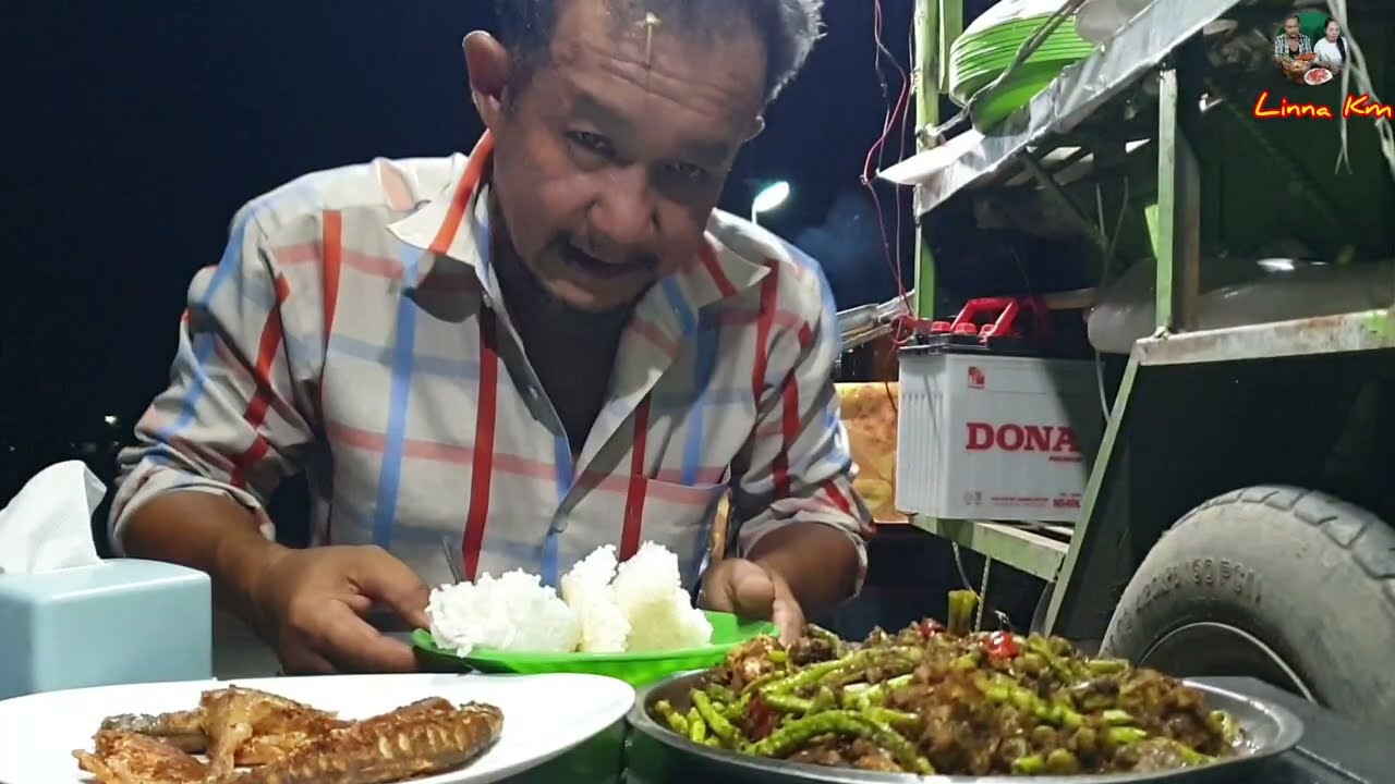 VLOG 1160. Cat fishes fried with khmer ingredient. Cooking with mono at Monolyly street food.
