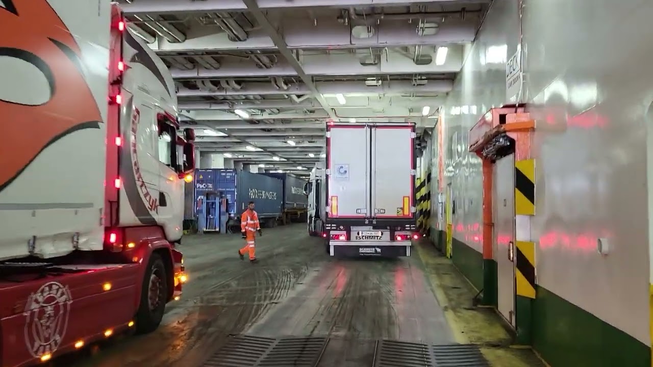 Rotterdam, mit dem LKW auf die Fähre www.schwerlastteam.de
