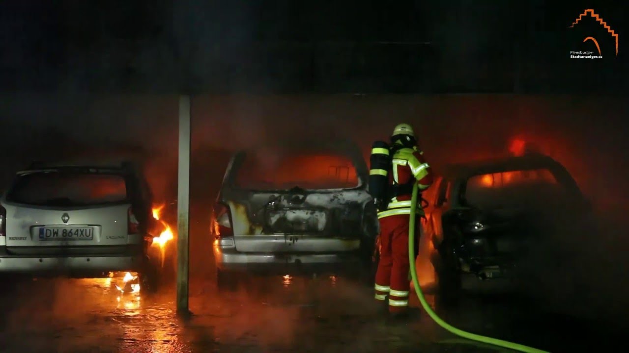 Carport in Flammen: Fünf Autos bei Feuer zerstört