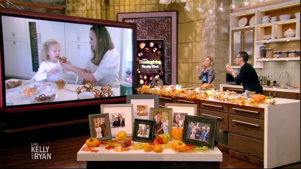 Ryan's Sister and Niece Make Thanksgiving Pumpkin Spice Cupcakes