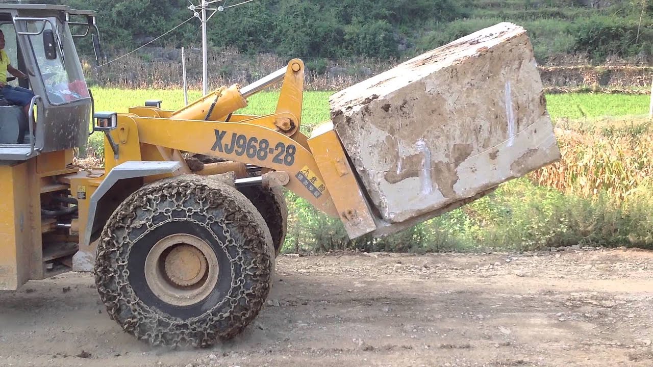 XJ968-28D Stone block handler equipment/arrangement is working on quarry