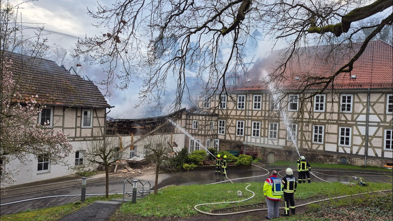 [Dachstuhl Einsturz] Großbrand in Psychiatrischer Fachklinik in Tiefenbrunn