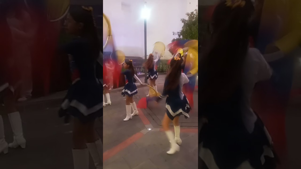 Jovenes estudiantes, bastoneras celebrando las fiestas de navidad