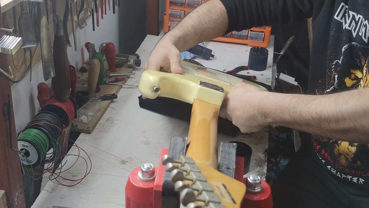 melis'in  süpriz gitarı fernandes strat bakım 1
