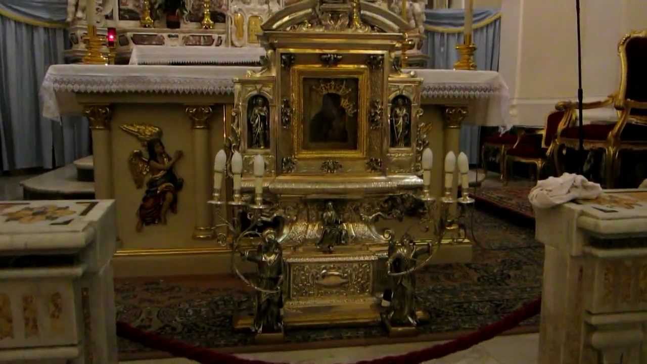 Aversa (CE) - Quadro della madonna di Casaluce sul baldacchino (11.10.12)
