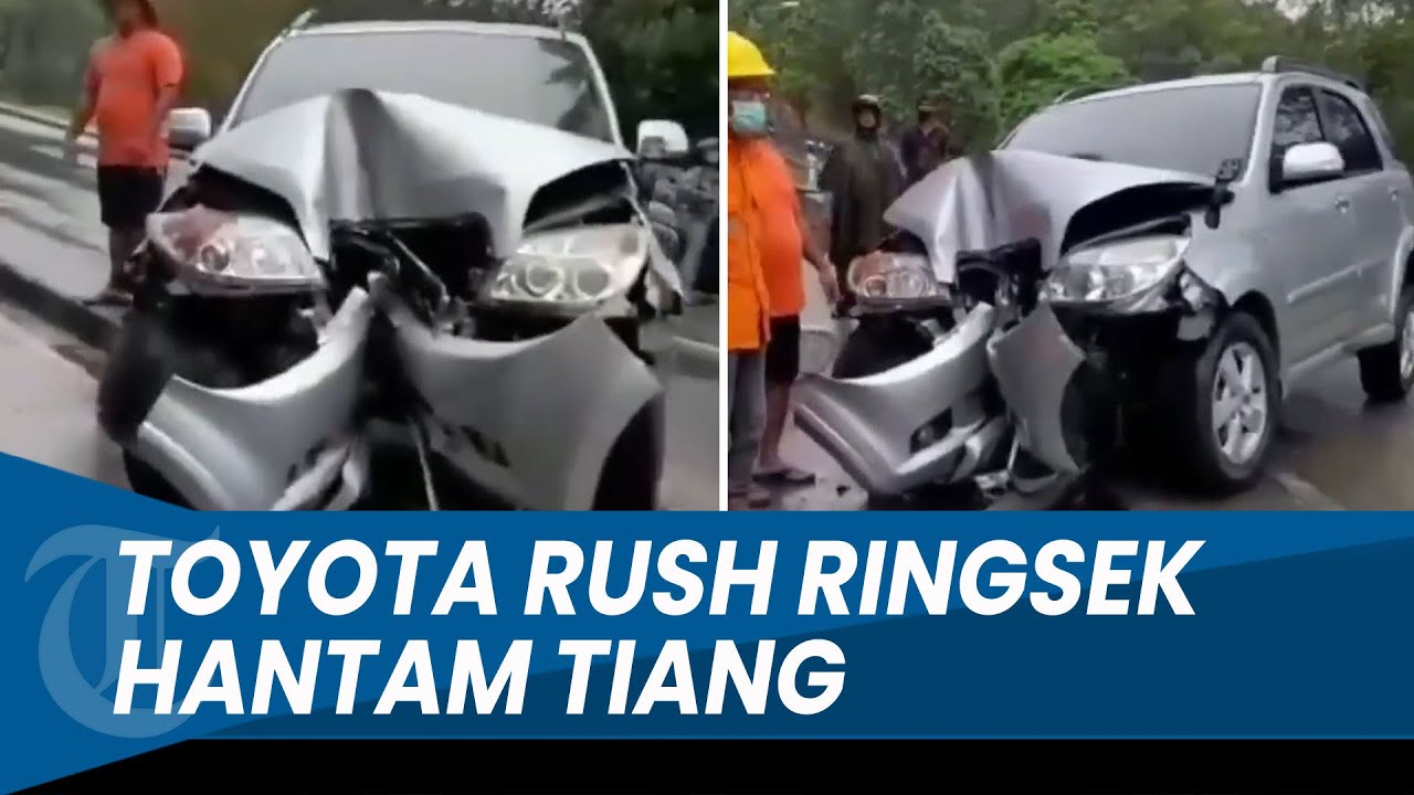 RINGSEK PARAH! Mobil Toyota Rush Hantam Tiang Lampu, Begini Kondisi Pengemudi