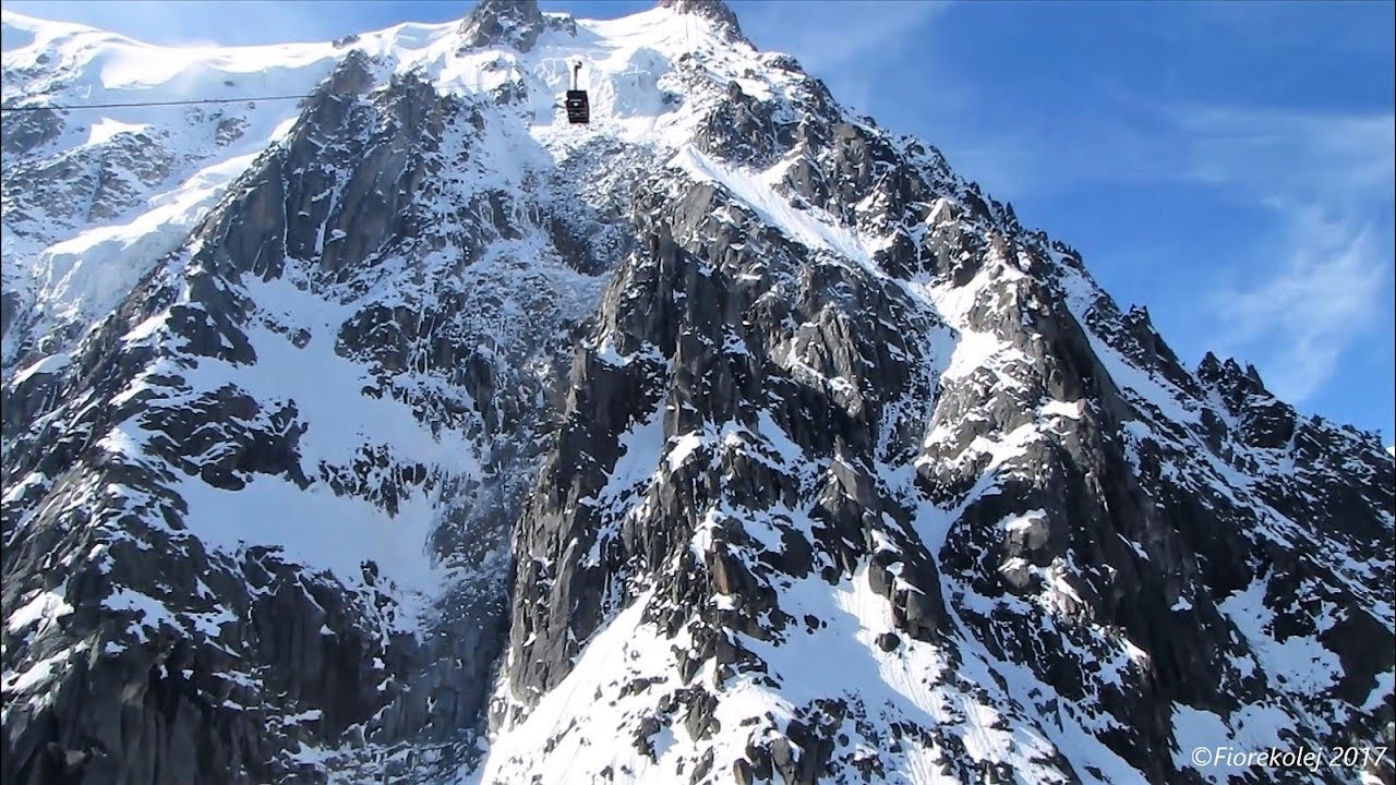 Kolej linowa na Aiquille du midi (3842m.) / Cable car on the Aiquille du Midi