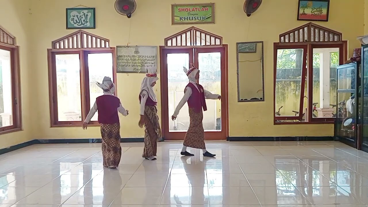 Tari Dayak oleh Kelas 5A UPT SDN RONGGOMULYO 1 TUBAN
