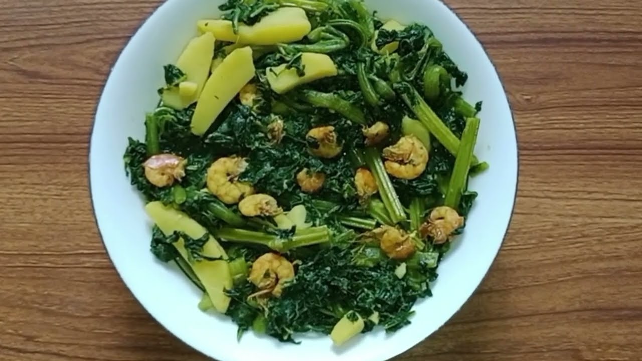 লাউ শাক চিংড়ি মাছ দিয়ে ঝোল রান্না করেছি।