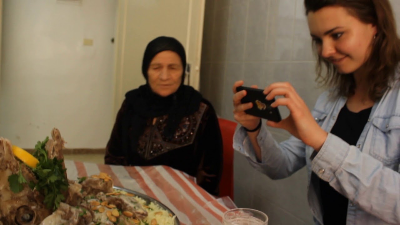 فرنسية لأول مره تجرب المنسف | قيس حيمور