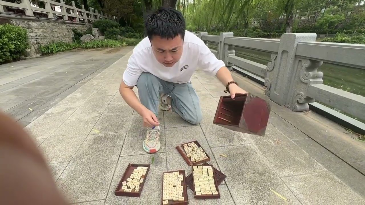 地摊惊天一漏，暗藏巨宝大银锭有好几个 地摊淘宝捡漏古玩古董#寻宝 #地摊捡漏 #古玩 #银元宝#银锭