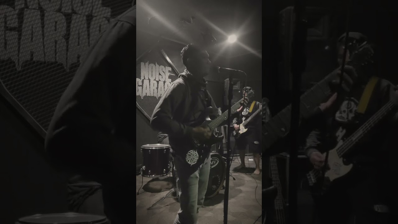 Rehearsal hollowtrips - berdiri