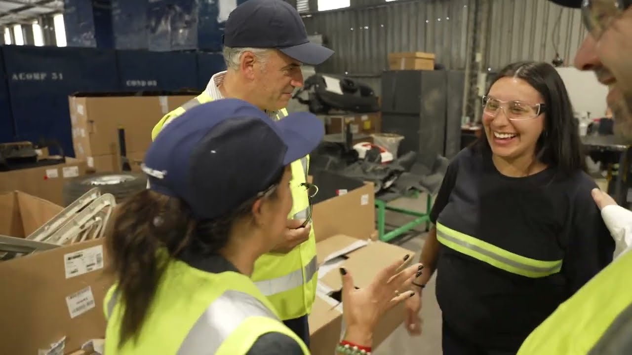 Imágenes de la visita del presidente Orsi a la planta industrial de la empresa automotriz Nordex