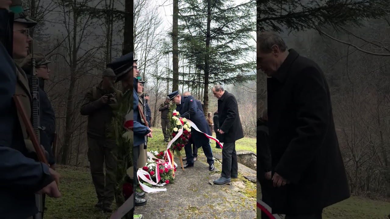 Złożenie kwiat&oacute;w pod pomnikiem podczas 79. rocznicy tragedii żołnierzy WOP niedaleko Baligrodu