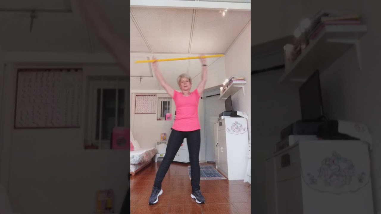 Cours de gym  seniors avec baton et chaise.