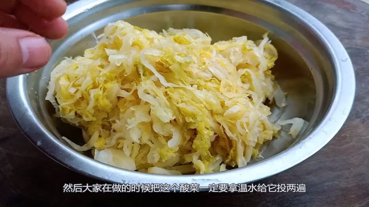 &ldquo;酸菜五花肉炖血肠&rdquo;这样做才正宗，东北大厨手把手教你，隔着屏幕都流口水了！