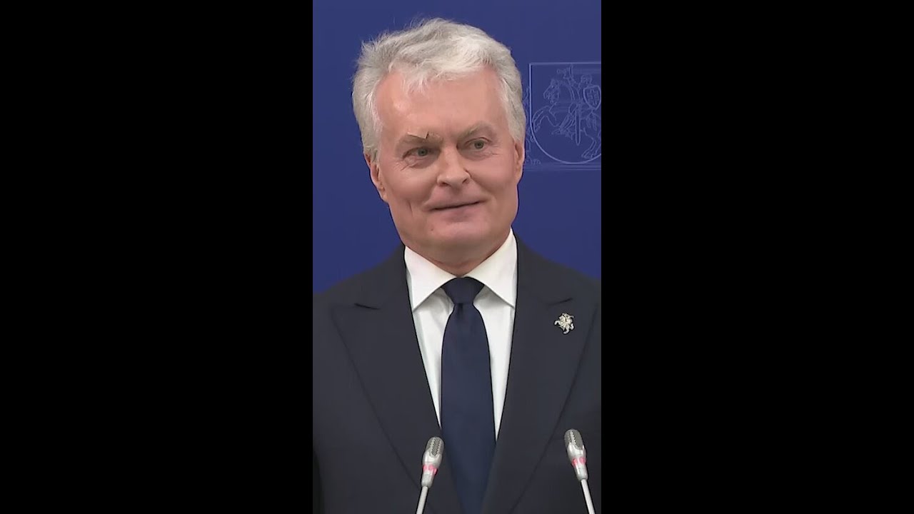 Prezidentas pasirodė su rankos įtvaru ir &scaron;iek tiek praskeltu antakiu