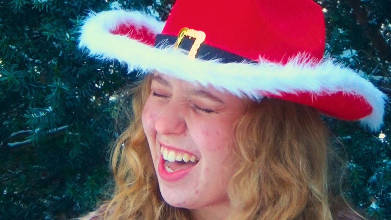 Under The Mistletoe – Linnea Lindblom (Official Music Video)