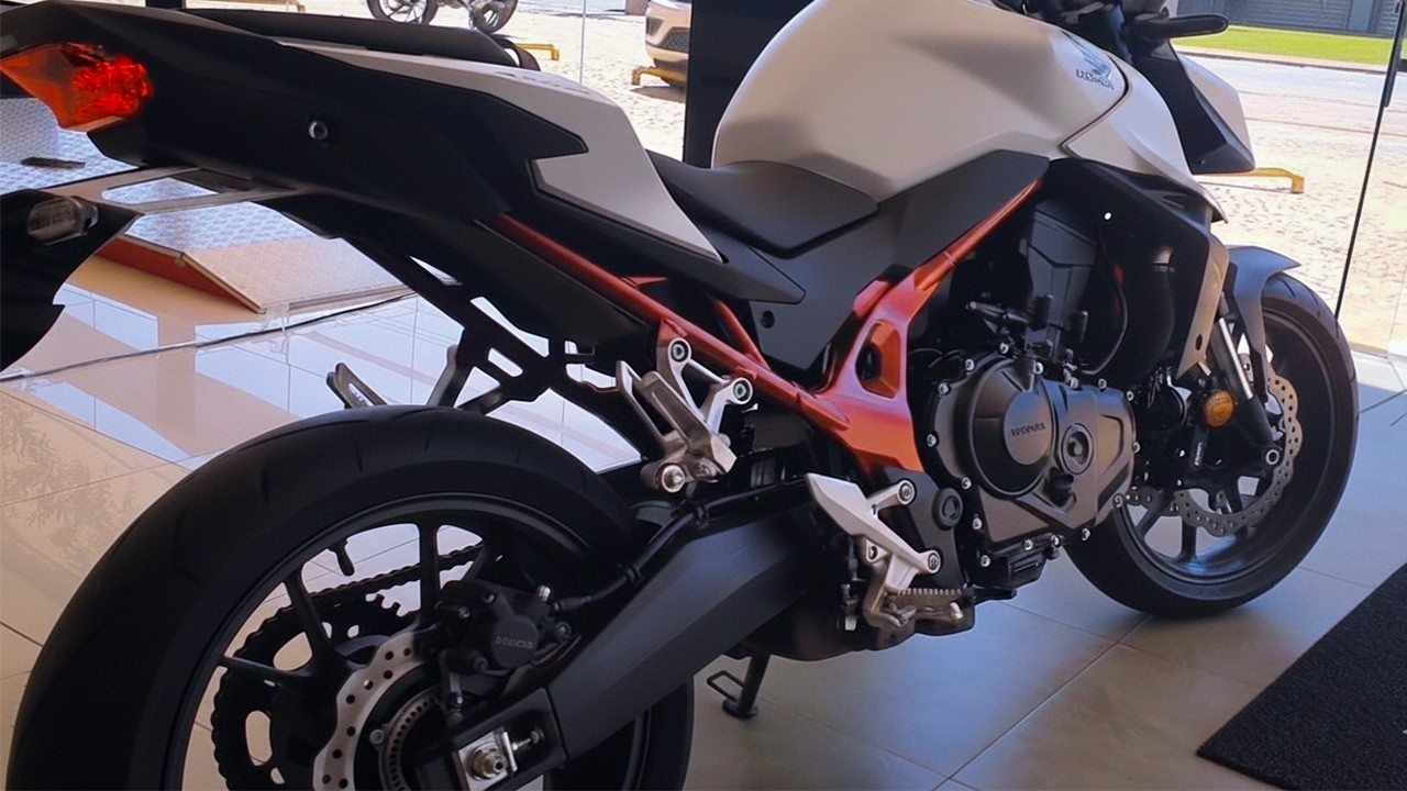 Saindo da loja de HORNET 750 NOVINHA, zero KM | Primeiras impressões