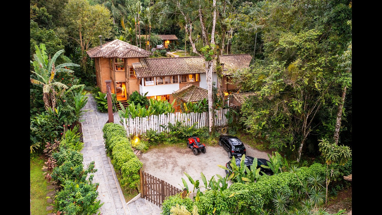 Casa à Venda um Oasis Verde com Arquitetura de Luxo e Natureza Intocada no Litoral Norte