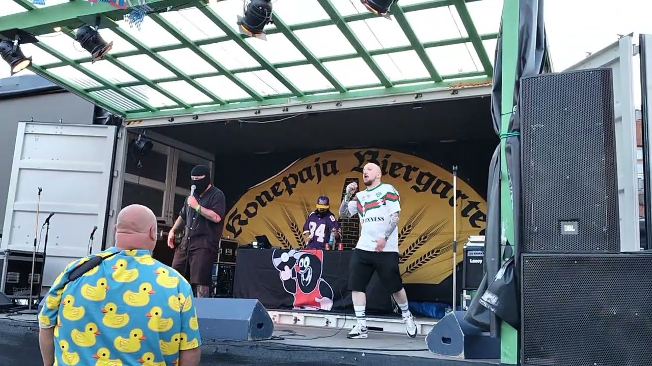 Julma Henri - Punainen - Julma Henri & ystävät 20 vuotta Konepaja Biergarten