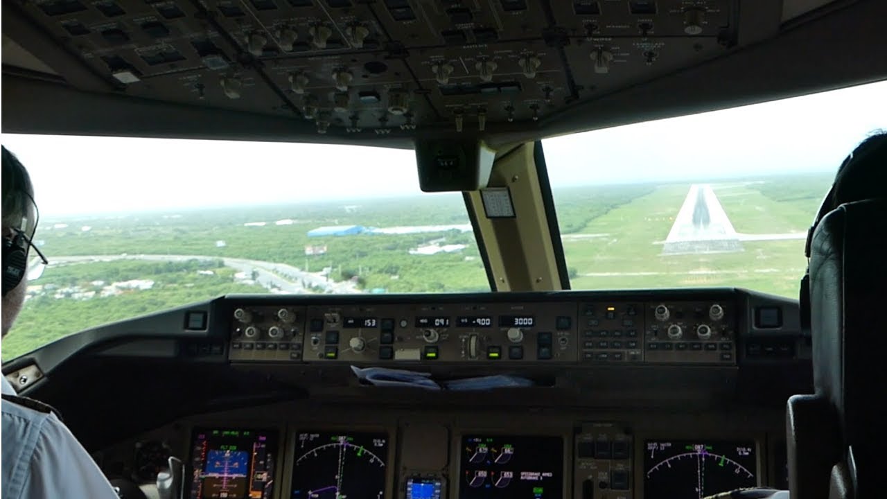 AWESOME CROSSWIND COCKPIT VIDEO | Boeing 777-300ER Landing in the Caribbean at Punta Cana
