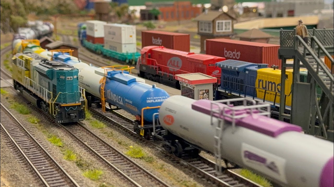 Cruzamento de trem tanqueiro e trem de containers da Rumo Logística (double stack da Brado)