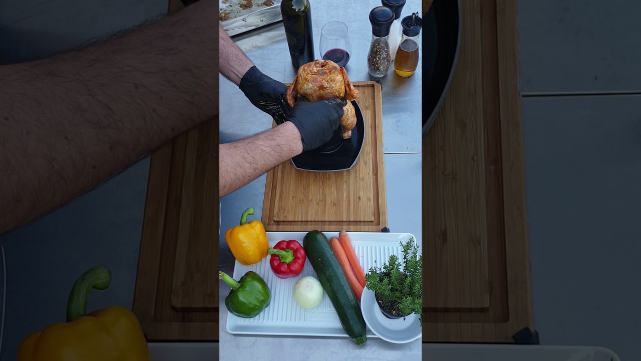 Hele kip met groenten op de barbecue