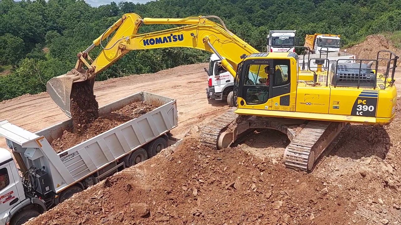 Komatsu PC 390 LC Ekskavatör Kamyonlara Yükleme Yapıyor