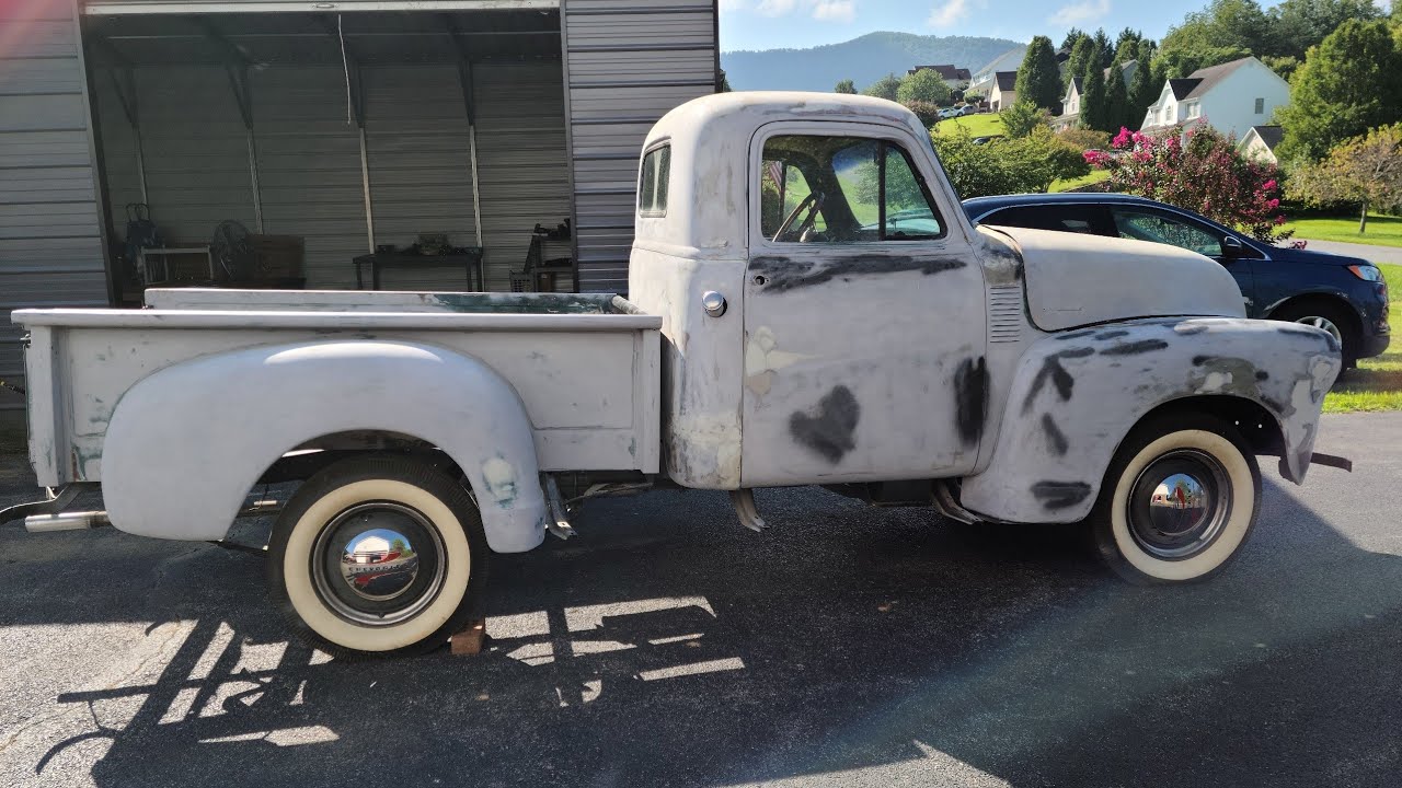 Chevrolet 3100 1954 года выпуска. Верхние и нижние рычаги подвески в рабочем состоянии.