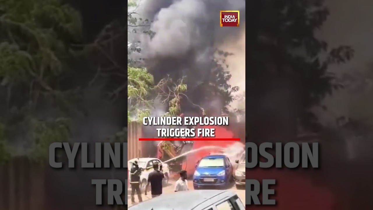 VIRAL VIDEO | Cylinder Explosion Triggers Fire On Ghatkopar-Mankhurd Link Road #MUMBAI #viralvideo