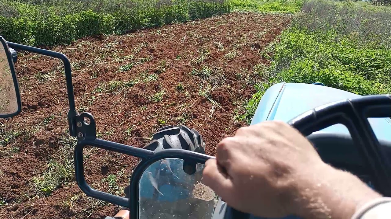 Ls tractor U 80 gradeando