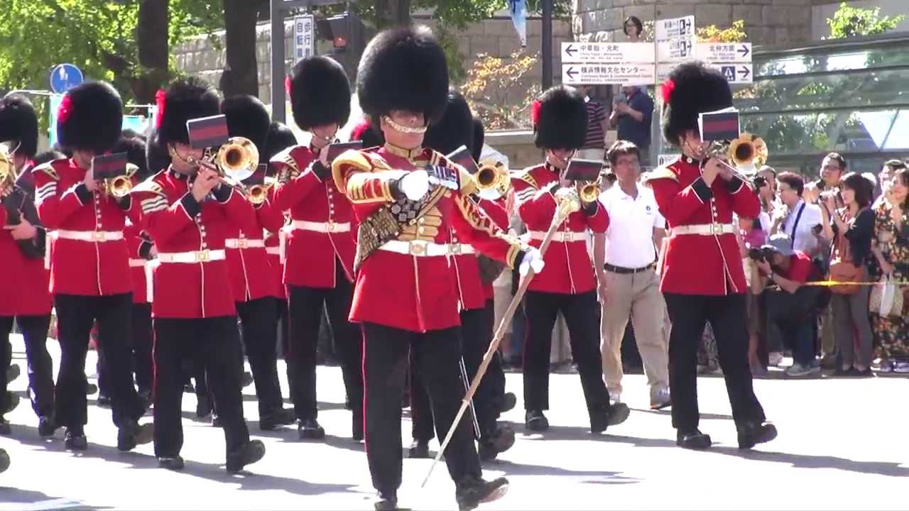 The Queen's Guard Marching band in Japan 英国女王陛下の近衛軍楽隊パレード (横浜音祭り2013 日本大通り) UK