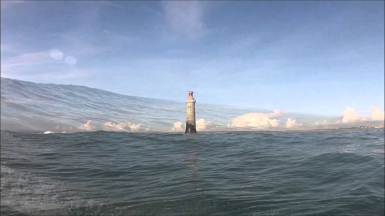 Houle au phare des Barges Vendée -Les sables d'olonne