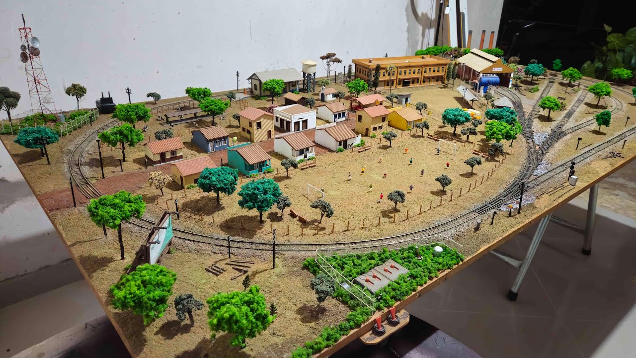 COLOCANDO POSTES DE ILUMINAÇÃO E ARVORES NA MAQUETE AO VIVO - 100%FERROMODELISMO