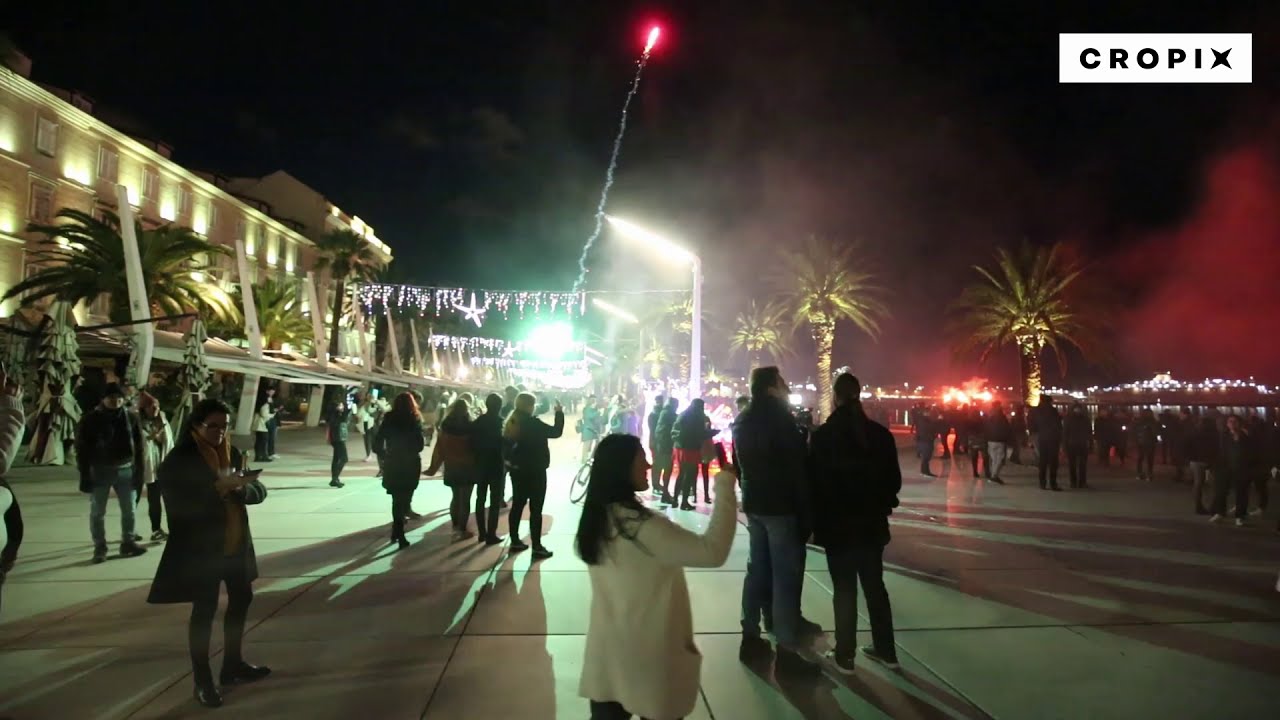 Novu 2021. godinu na otvorenom u centru Splita dočekalo je par stotina ljudi na  Rivi