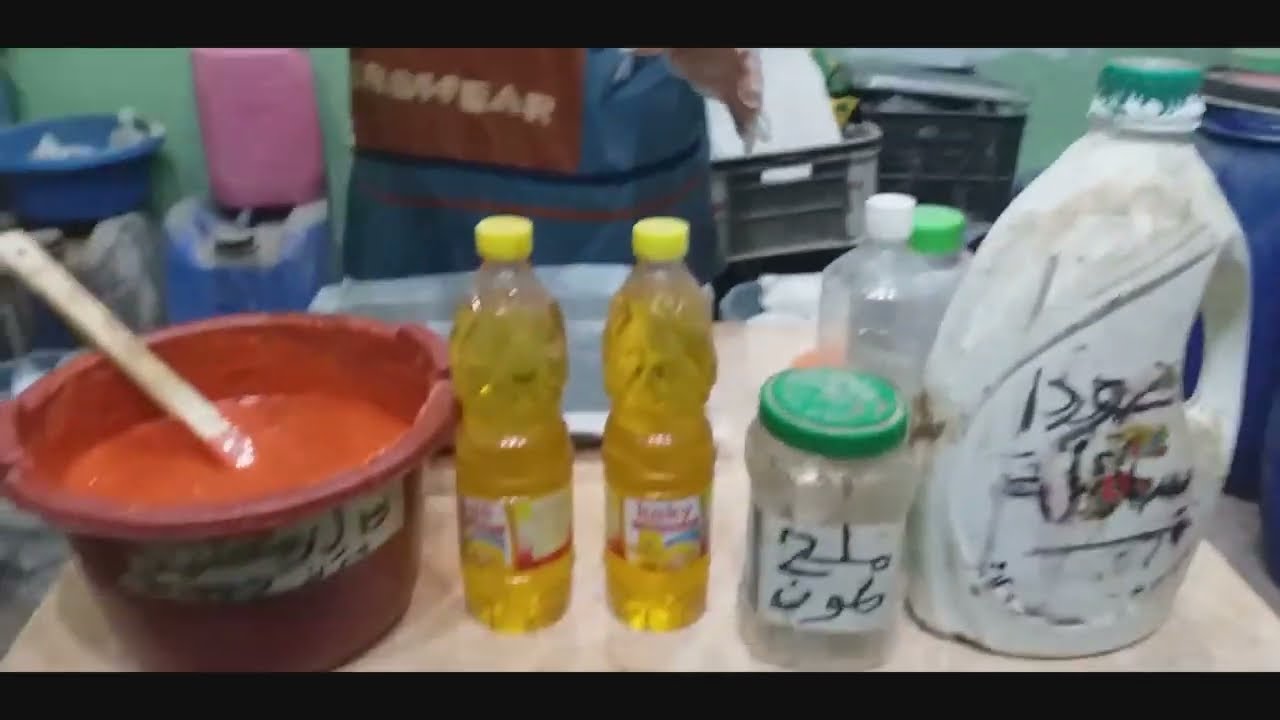 (الفديوا الثاني) اضافة دقيق علي صابون البلدي بزيت القلي المصنع بصودا سائلة ( مهم جدا)