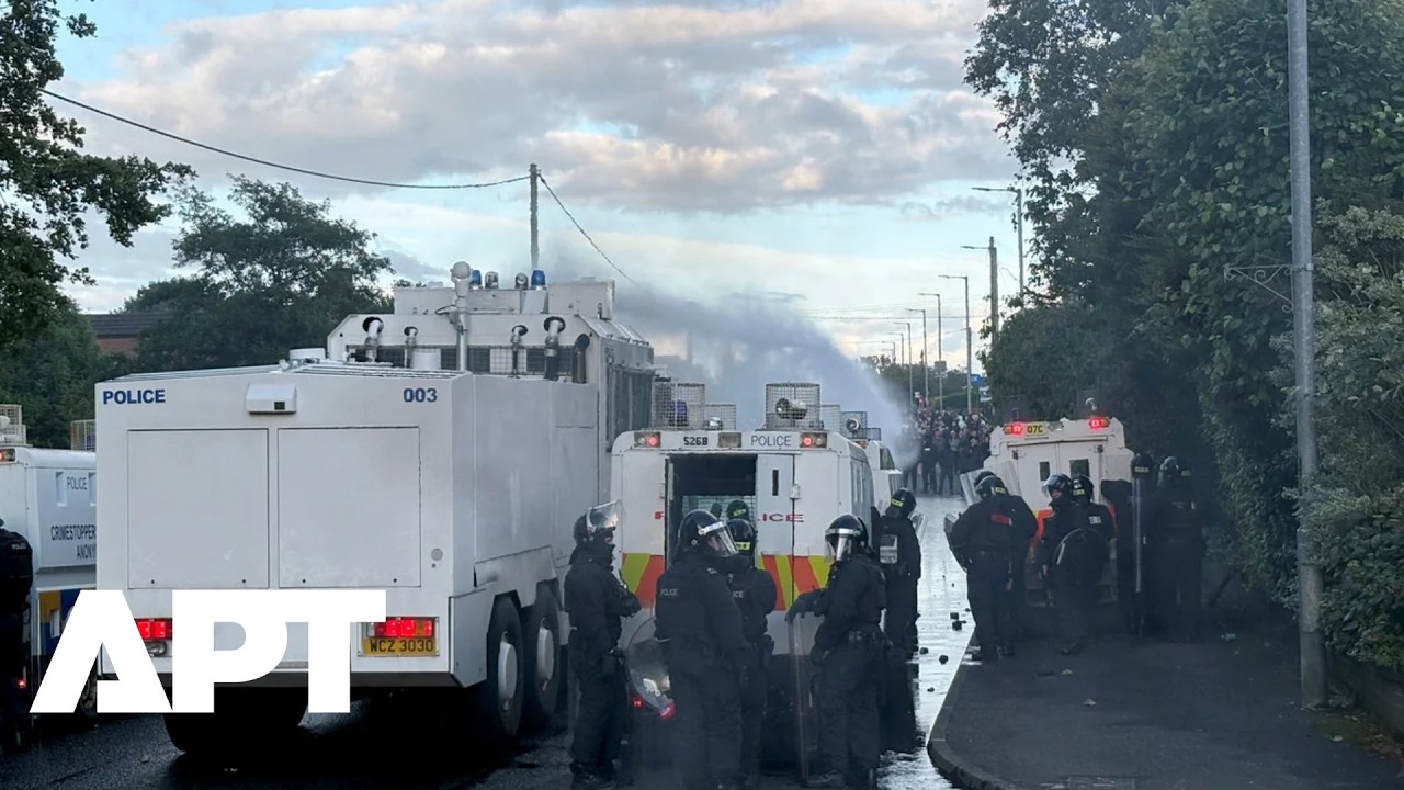 Police Deploy Water Cannon As Protesters Throw Bricks During Belfast Clashes | APT