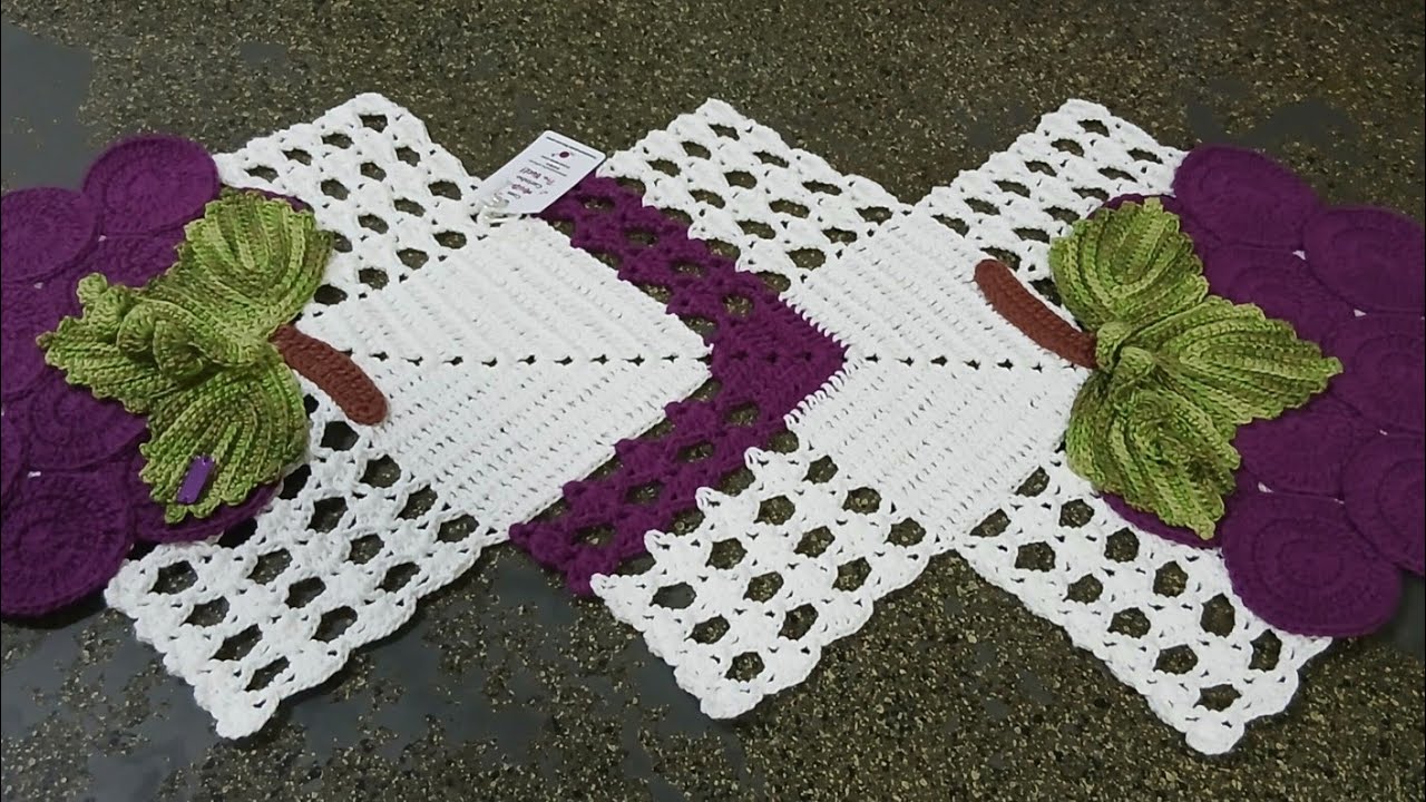 Trilho de mesa triangular com faixa em outra cor, versão canhotos. @marialuizacrocheteria 