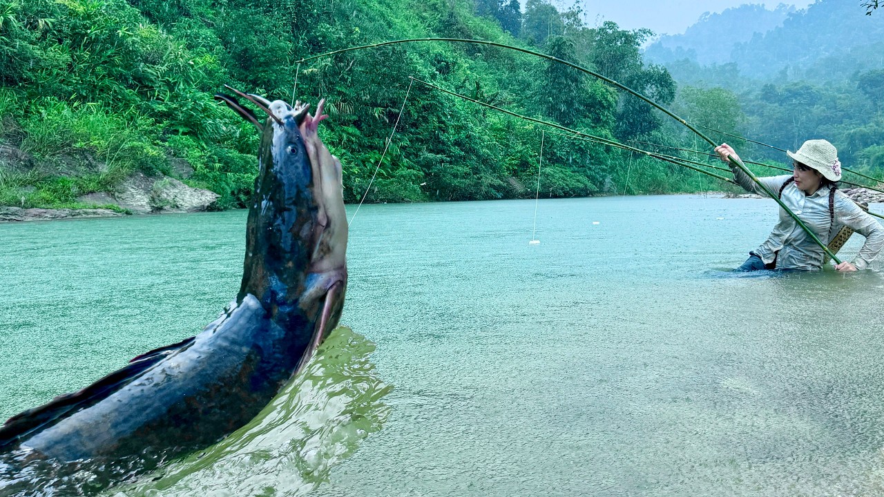 Traditional fishing skills &ndash; Single mother catches a giant fish in a bottomless lake.