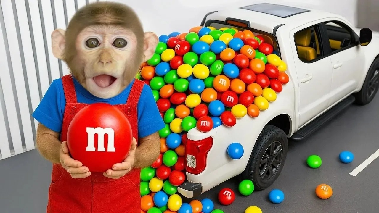 Bebé Dudu clasifica frutas dulces con su amigo en un juego colorido | MONO DUDU ESP