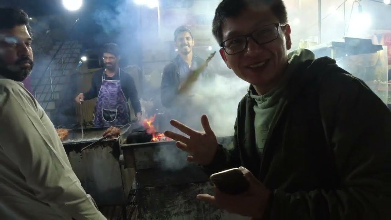 深夜被阿富汗小女孩跟踪，饿了一天求口饱饭，买了10只烤鸡上百双鞋送去帮助