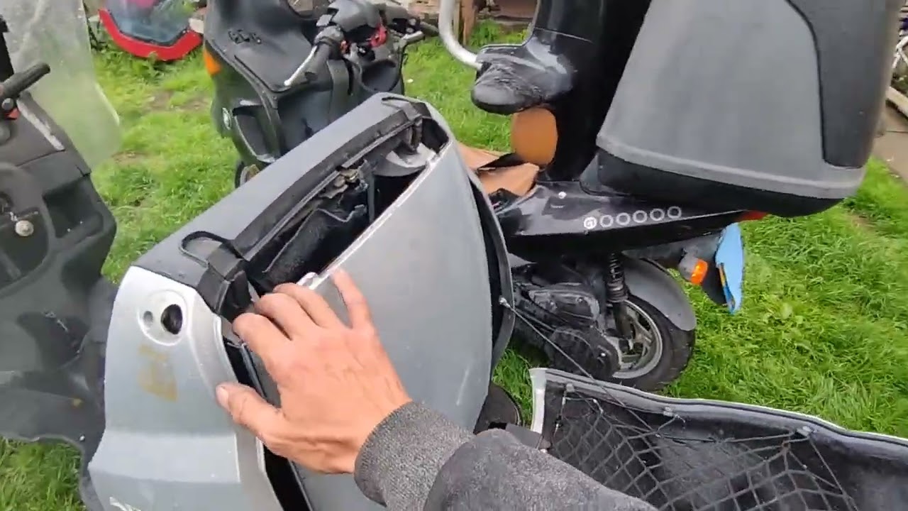 benelli adiva 125 Vs BMW c1 125 executive walkround