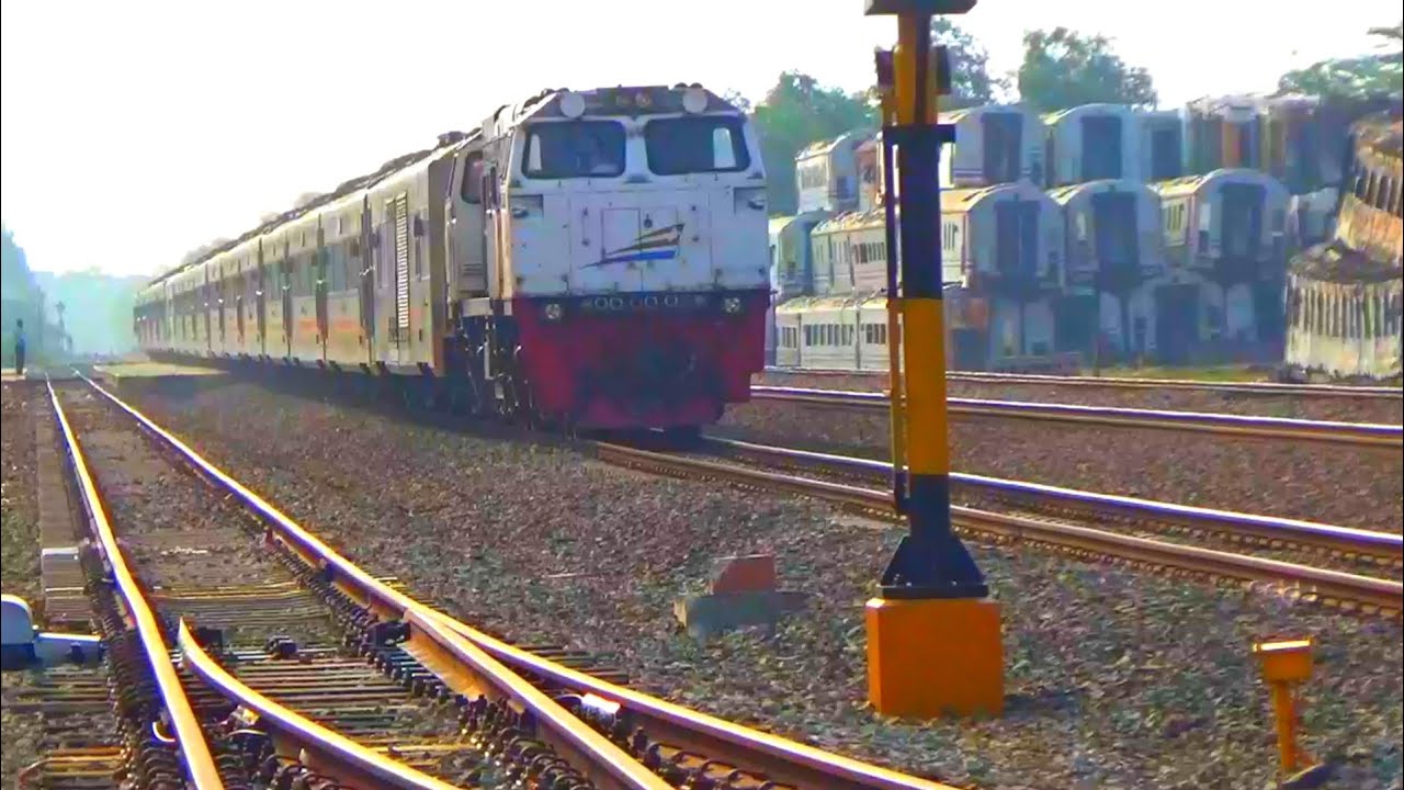 Pasca Kebakaran Gerbong Di Stasiun Cikaum Aktivitas Kereta Api Kembali Normal