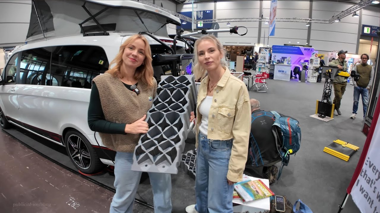 EXTREMTEST f&uuml;r CAMPING KEILE 😱 Junge Frauen testen Wohnmobil Auffahrkeile auf der Messe Leipzig 2025