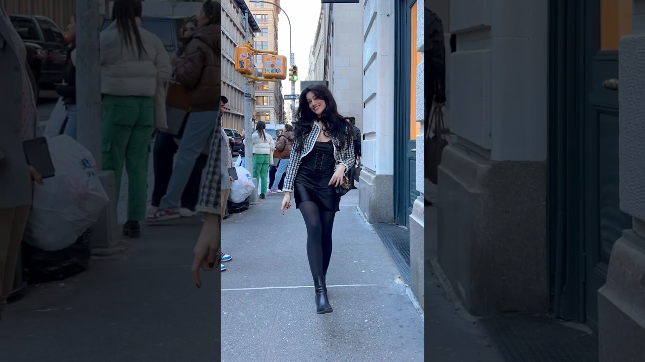People’s-reactions #nyc #walkingdownthestreet #peoplesreactions  #reactions #model #reactionvideo