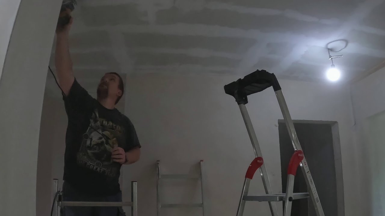 Treppenhaus fertig spachteln & viel Kleinkram wie: Holz streichen, Betonfugen spachteln, aufräumen..