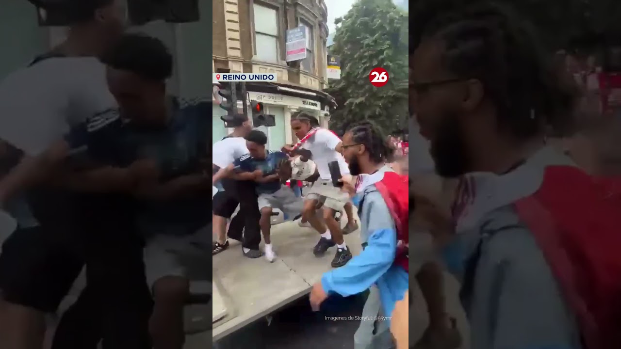 AFICIONADOS del ARSENAL se CAYERON de un REMOLQUE en MOVIMIENTO DURANTE CELEBRACIONES por el T&Iacute;TULO