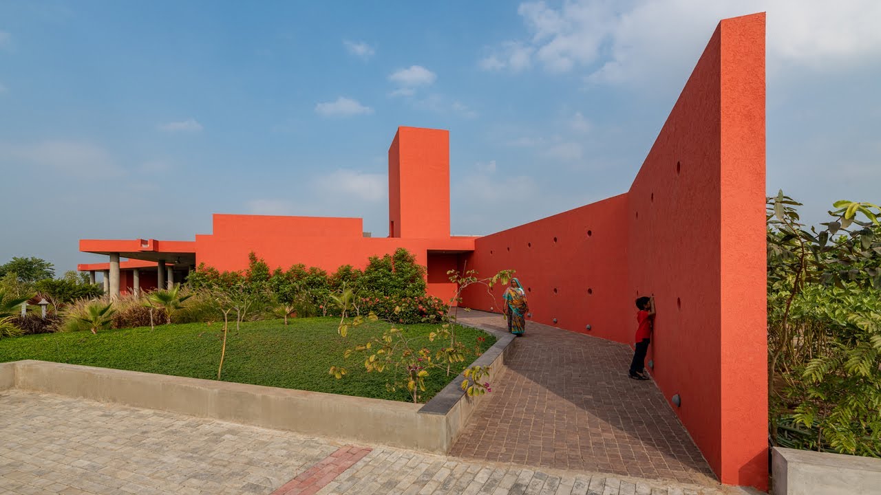 The House of Seven Courts: A 7250 ft² Masterpiece of Passive Design in Gujarat